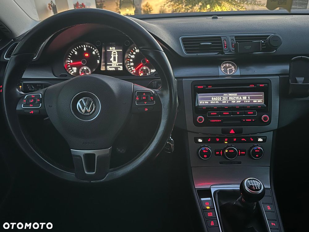 Volkswagen Passat 1.6 TDI BlueMotion Technology Comfortline - 25
