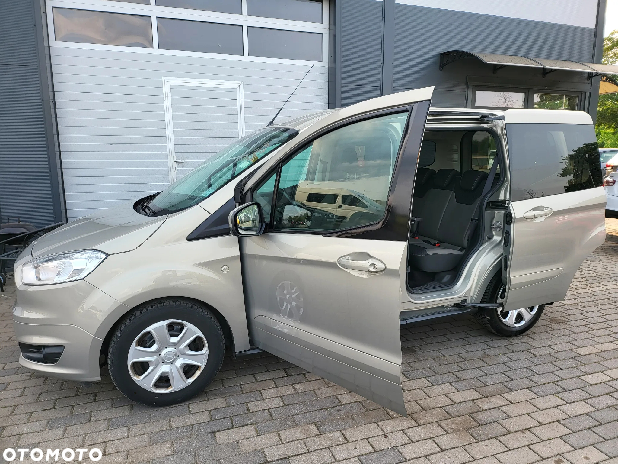 Ford Tourneo Courier 1.0 EcoBoost S&S Trend - 27