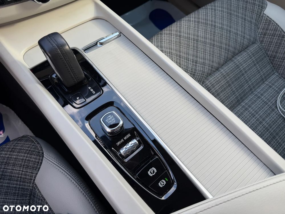 Volvo XC 60 B4 D AWD Momentum Pro - 25