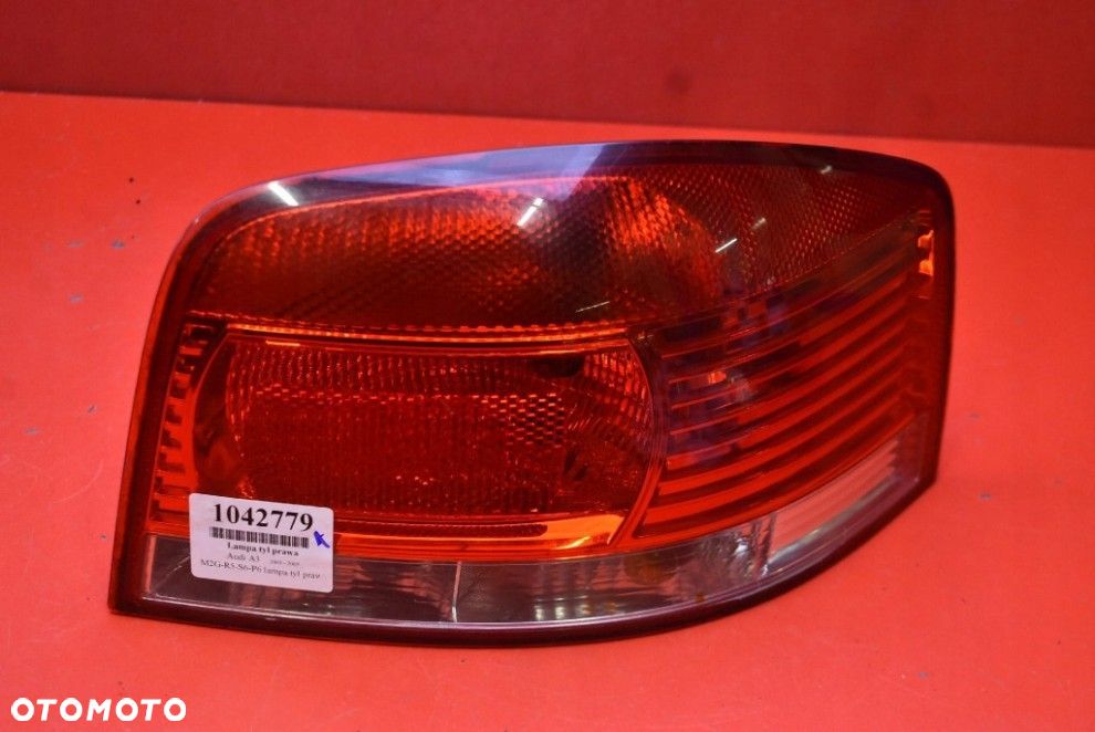 AUDI A3 8P0 03-08 3 DRZWI PRAWA TYLNA LAMPA ORYGINAŁ 8P0945096 - 1