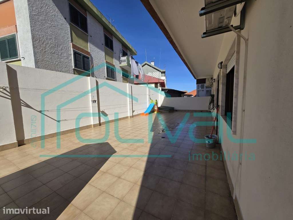 Apartamento T4 com terraço e arrecadação - Grande imagem: 2/40