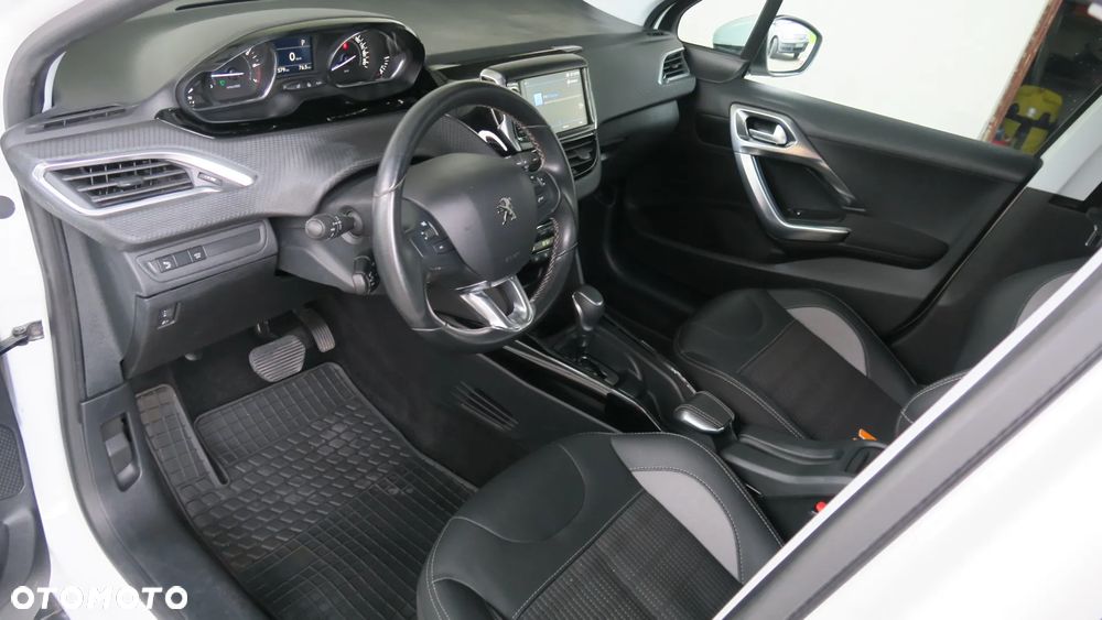 Peugeot 2008 1.2 Pure Tech Style S&S EAT6 - 17