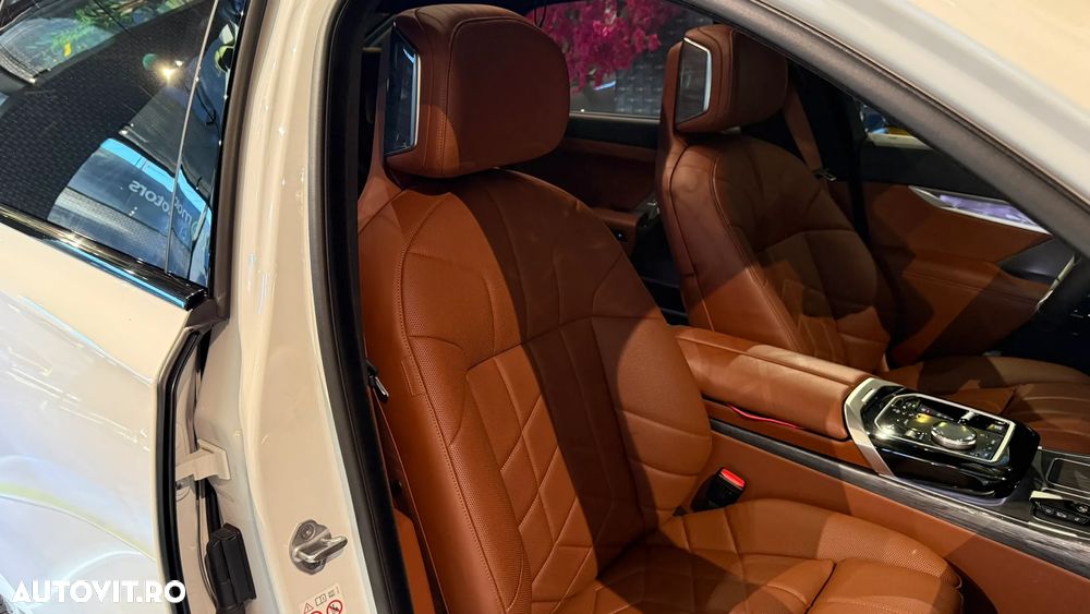 BMW Seria 7 740d xDrive - 38