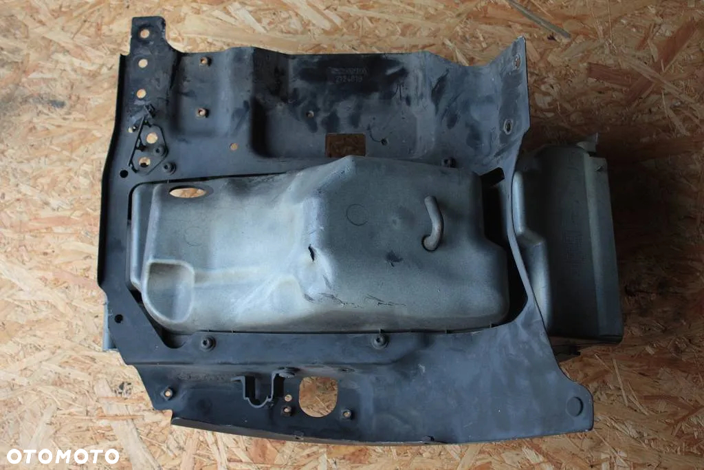 # SCANIA V8 R S XPI DC16 2015r OKULAR BLACHA MOCOWANIE WZMOCNIENIE OBUDOWA LAMPY LEWA LEWY LEWE 1936674 1936676 2124019 - 2
