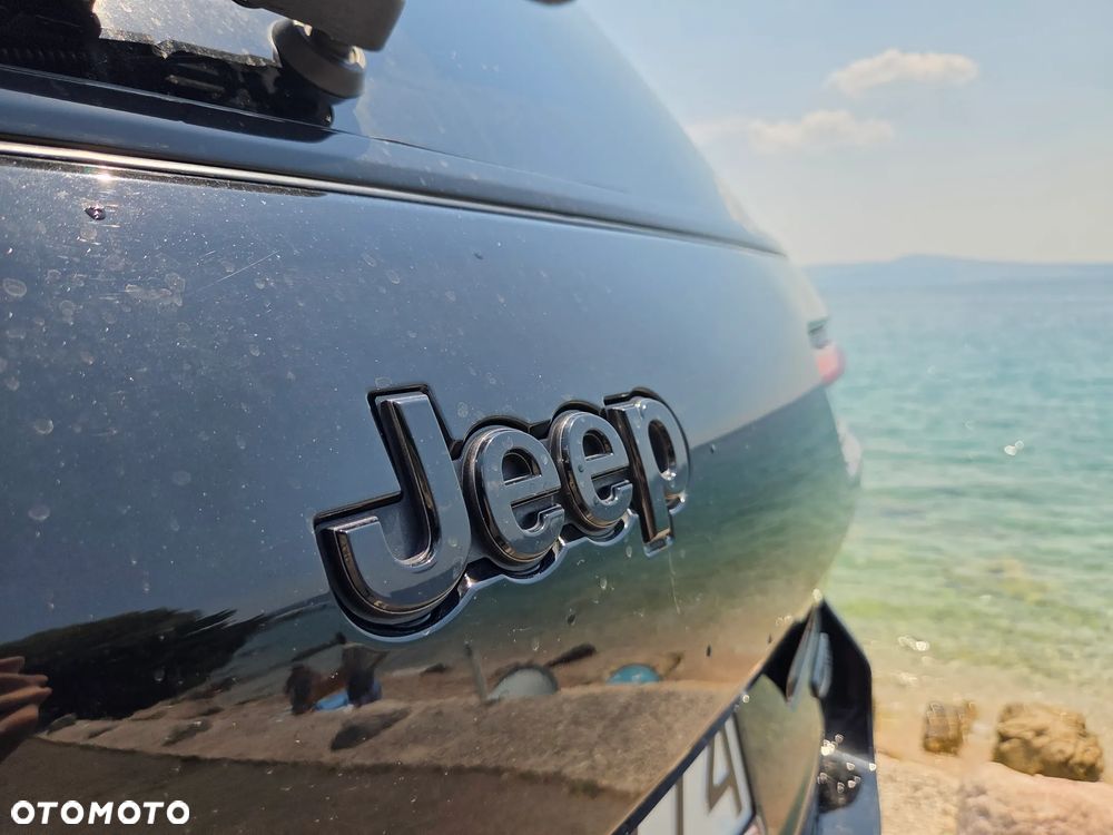 Jeep Grand Cherokee - 12