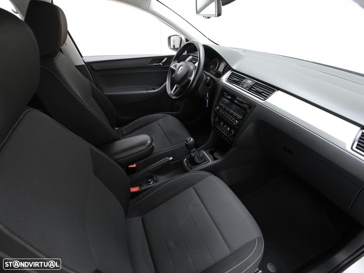 Skoda Rapid - 10