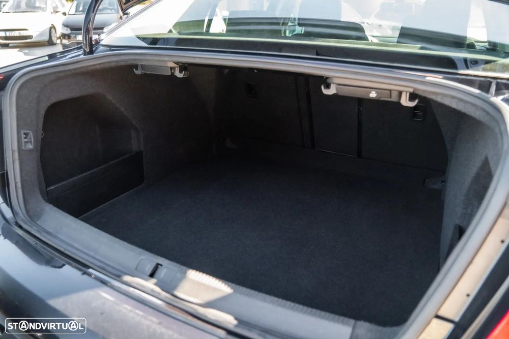 VW Passat 1.6 TDI Confortline - 23