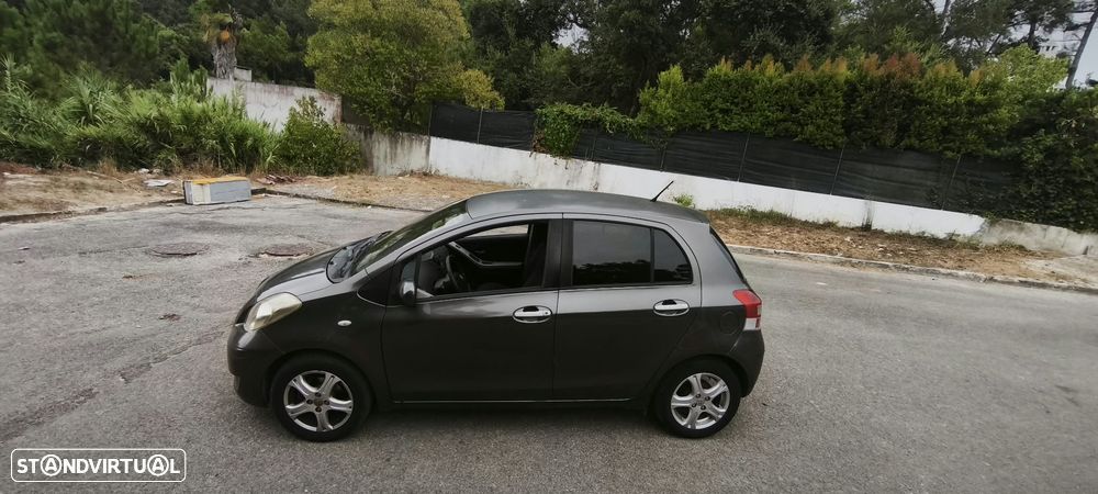 Toyota Yaris 2010 photo 3