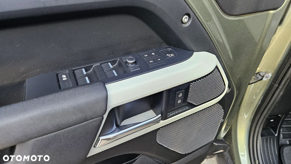 Land Rover Defender - 22