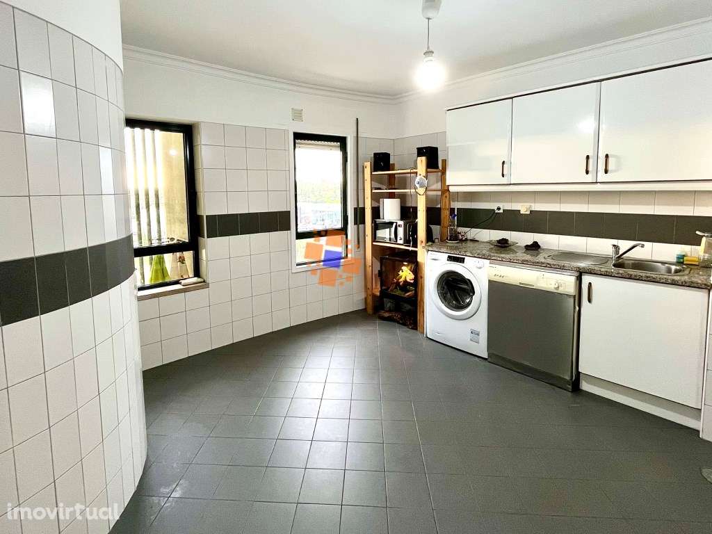 Oportunidade no Feijó - Apartamento T3 com Parqueamento e Arrecadação - Grande imagem: 3/24