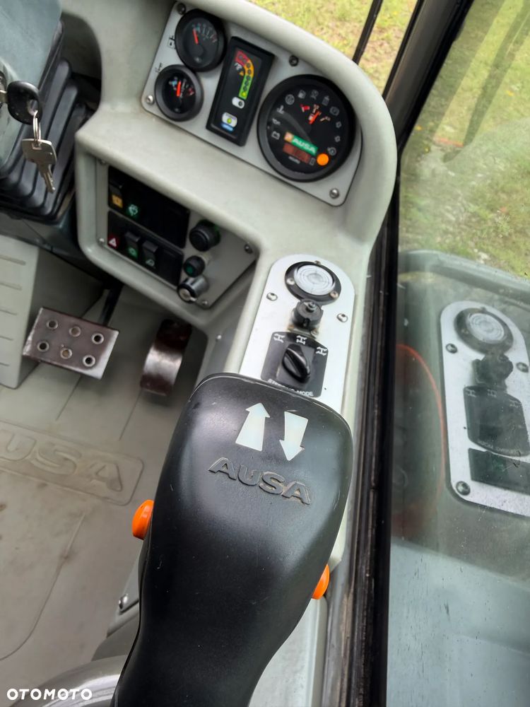Ausa T204 H. JAPOŃSKA Ładowarka Teleskopowa 4,2 metra Wysuw. Udźwig 2,2 tony. Rozsuwanie wideł HYDRAULICZNE.  Maszyna Jak Nowa z Salonu. Pochodzi z Gospodarstwa Norweskiego! 2017rok. przebieg tylko 3800mtg. Silnik Kubota 4cylindry!  ZERO ZUŻYCIA ORYGINAŁ.  Ani Deka luzów i wycieków. Aktualna DEKRA BMWT. Bardzo mały i zgrabny sprzęt o potężnej wydajnośći. Opony Nowe! Szybka wolna jazda. 3 tryby skrętu! Pełne sterowanie z dżojstika! Wersja Norweska! Kilka dodatkowych wyjść Hydraulicznych! Jazda Hydrostatic Wielka Okazja - 20
