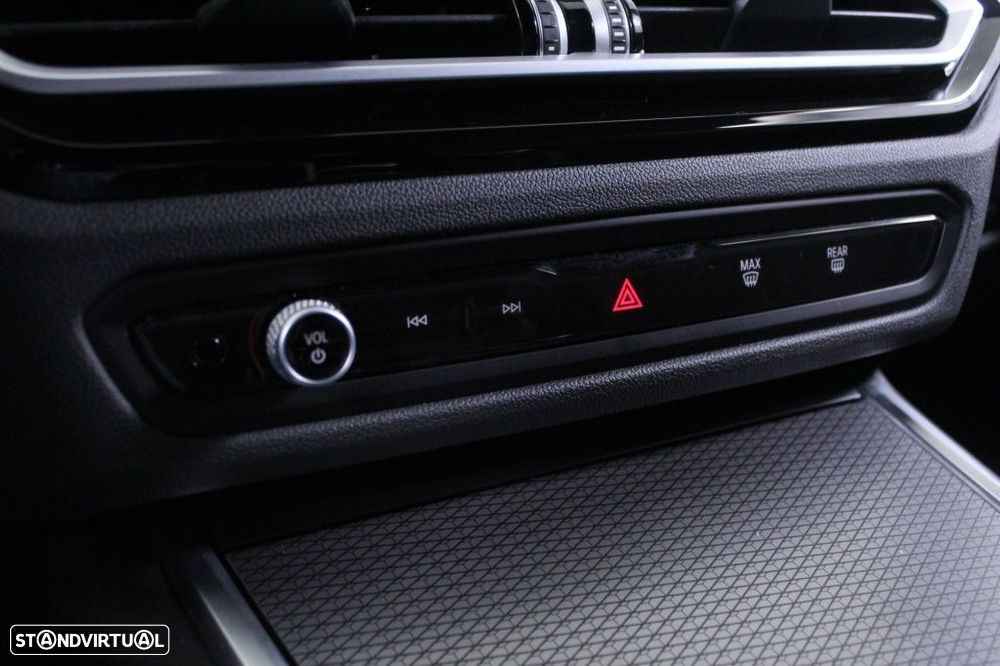 BMW 320 d Touring Pack Desportivo M Auto - 29