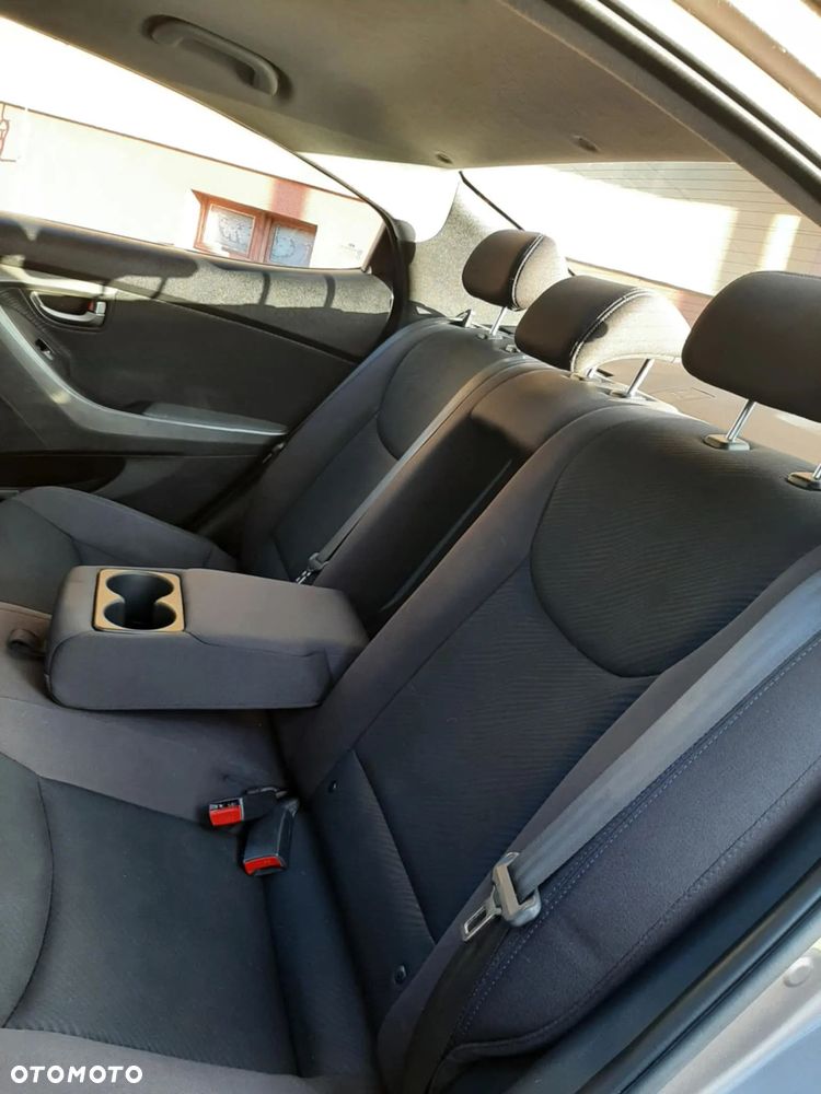 Hyundai Elantra - 4