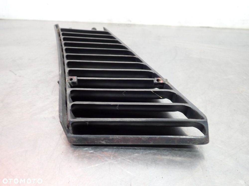 KRATKA WLOT POWIETRZA PRAWY TYŁ VOLKSWAGEN T3 - 4