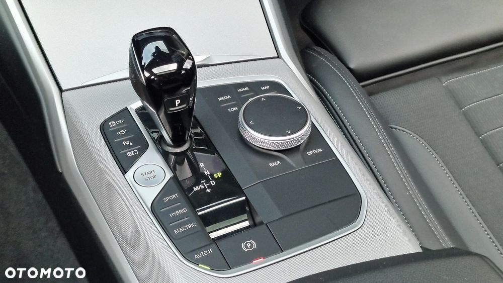 BMW Seria 3 330e xDrive - 12
