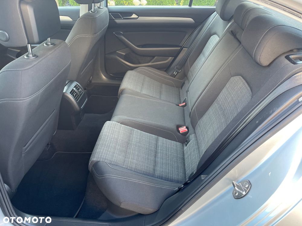 Volkswagen Passat - 17