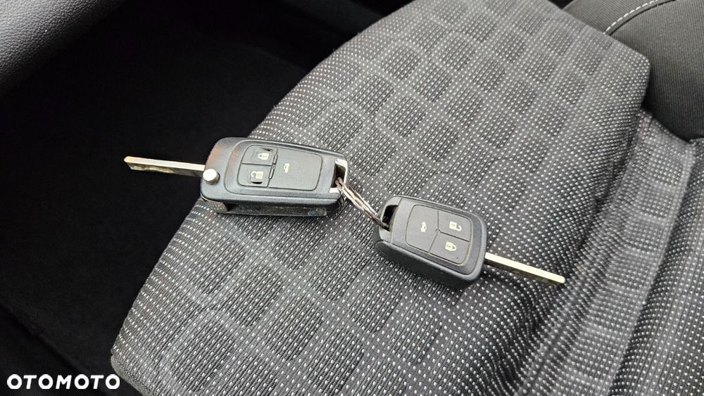 Opel Astra IV GTC 1.6 T SIDI Sport S&S - 33