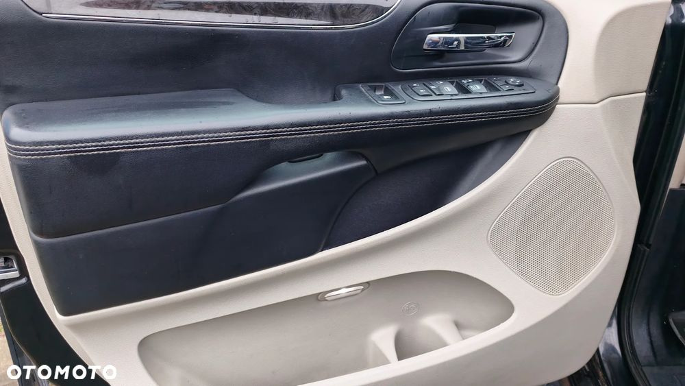 Chrysler Town & Country 3.6 Limited - 40