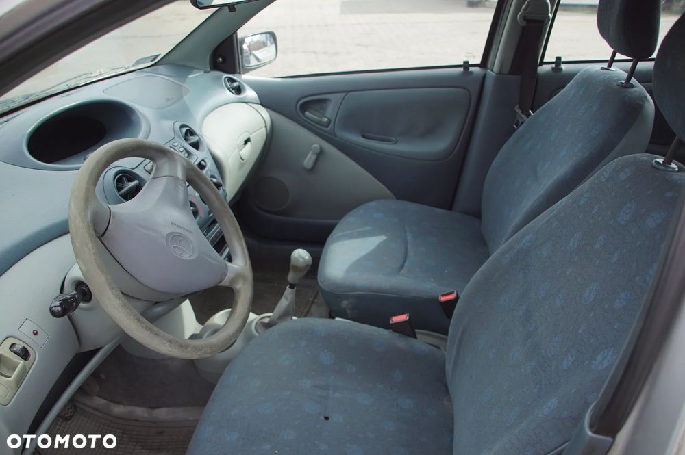 Auto na części - Toyota Yaris I 5D HB 1.0 VVTi 68 KM 1SZ-FE MTM 199 2001R Silnik Skrzynia Zderzak Maska Klapa Drzwi Szyba Klamka Deska Kokpit Sterownik Moduł Wyświetlacz - 10