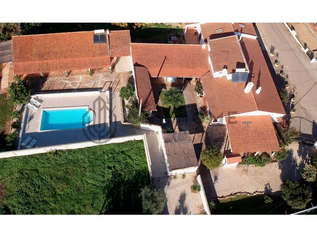 Conjunto de duas moradias com 7 quartos e piscina - Grande imagem: 4/60