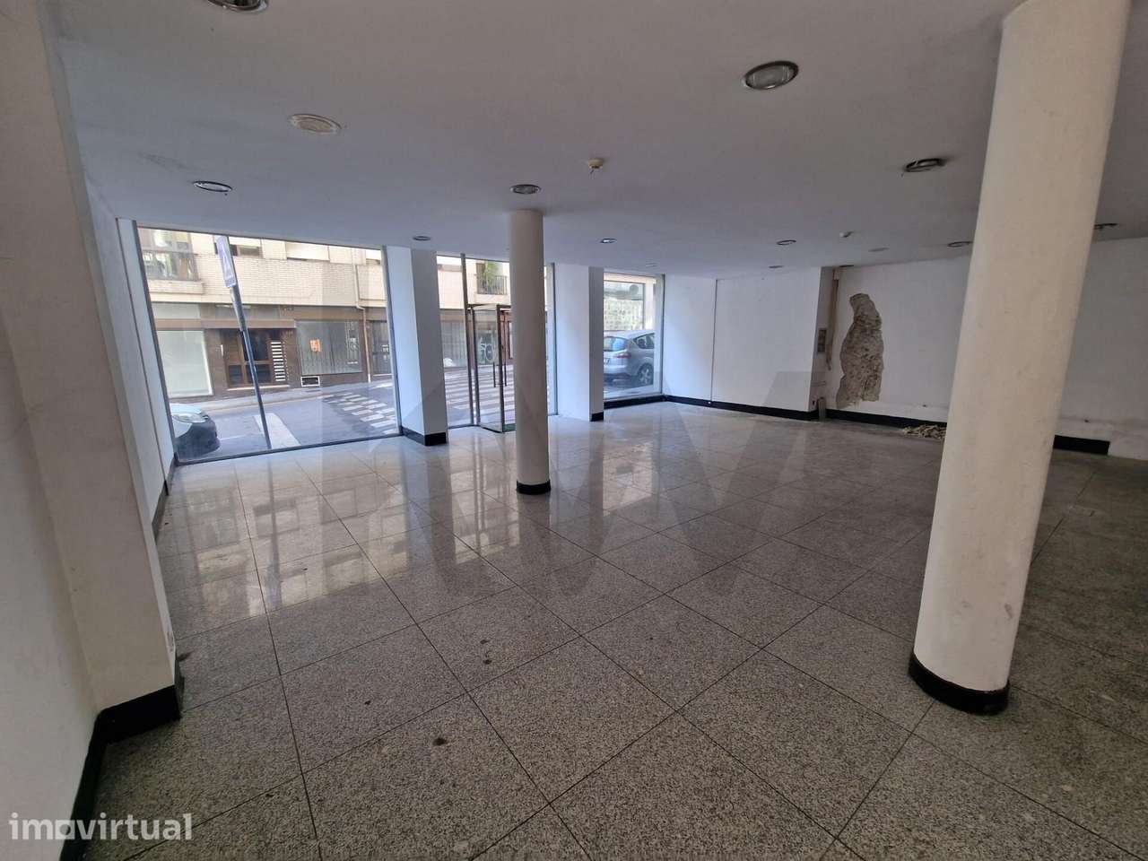 Loja com potencial de conversão em apartamento | Centro de São João da - Grande imagem: 2/12