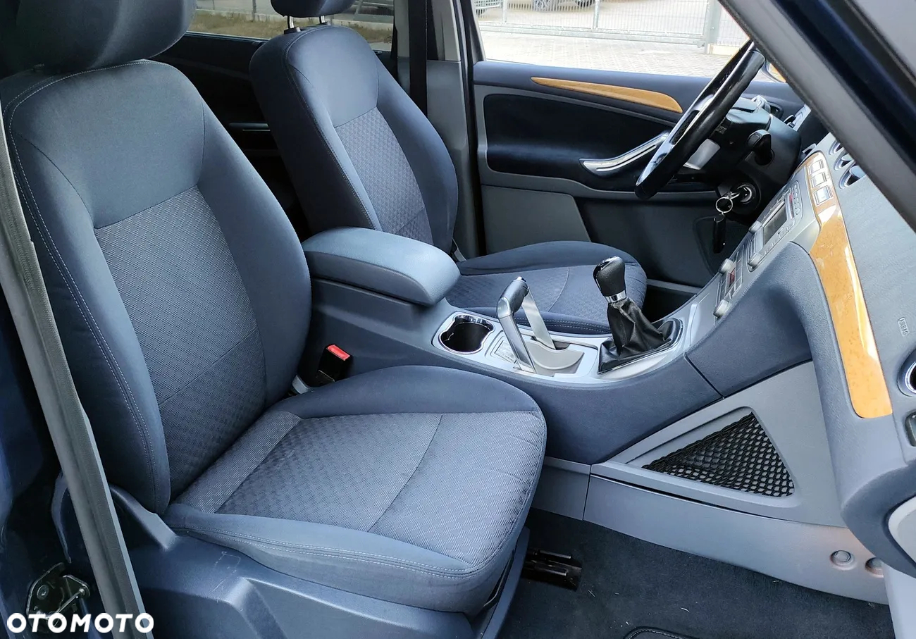 Ford Galaxy 2.0 Ghia - 16