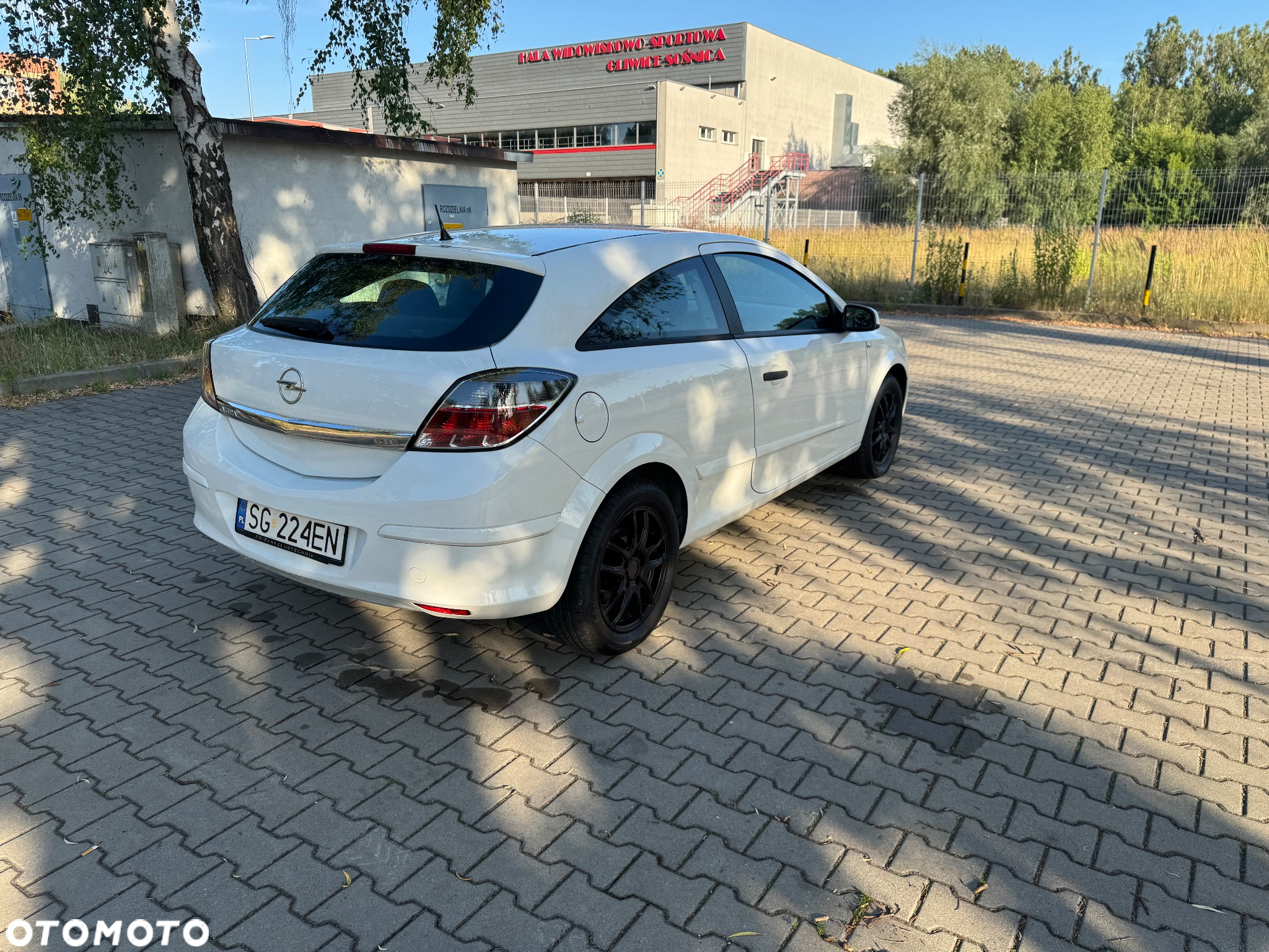Opel Astra GTC 1.6 Black&White - 5