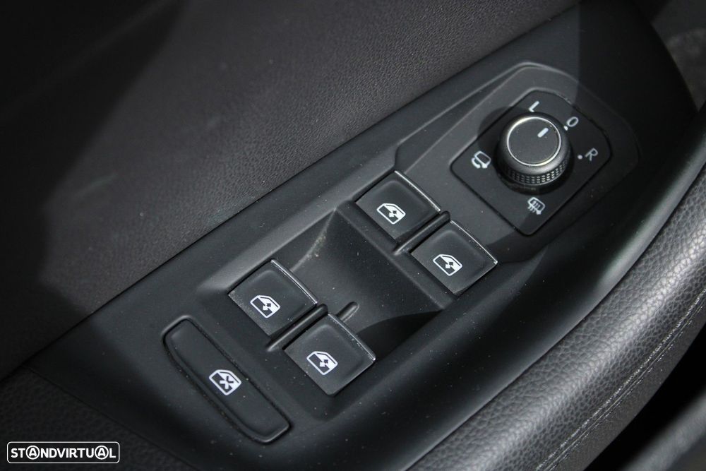 VW Passat Variant 1.6 TDI Highline DSG - 44