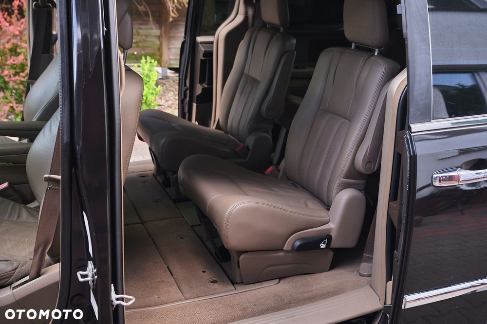 Chrysler Town & Country - 20