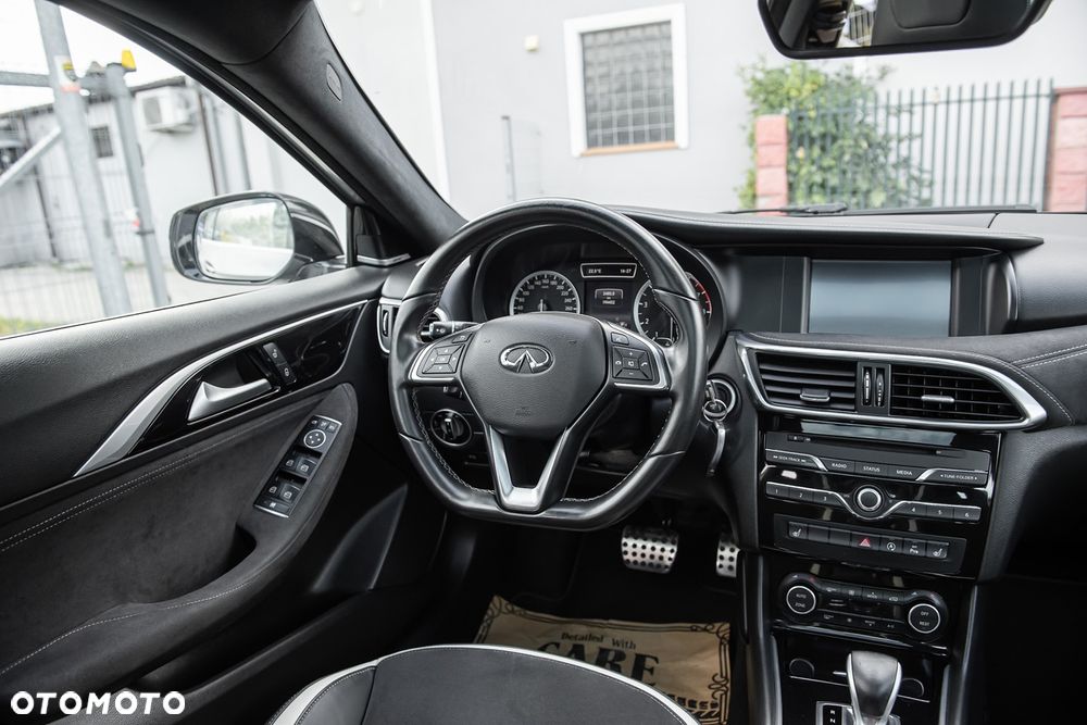 Infiniti Q30 2.0t DCT AWD Sport City Black - 25