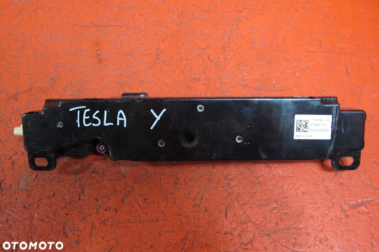 Tesla MODEL Y ANTENA BLUETOOTH WZMACNIACZ 1585601-00-E - 1