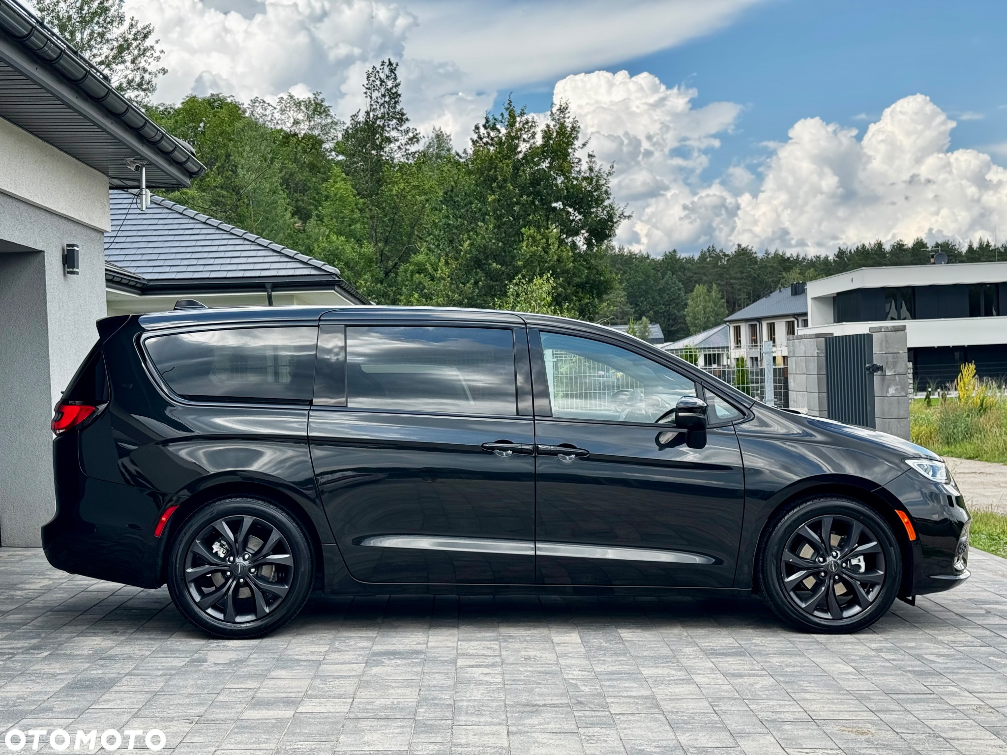Chrysler Pacifica - 11