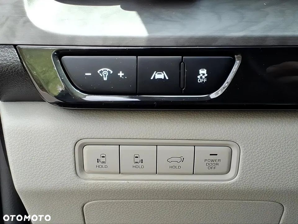 Kia Carnival - 16