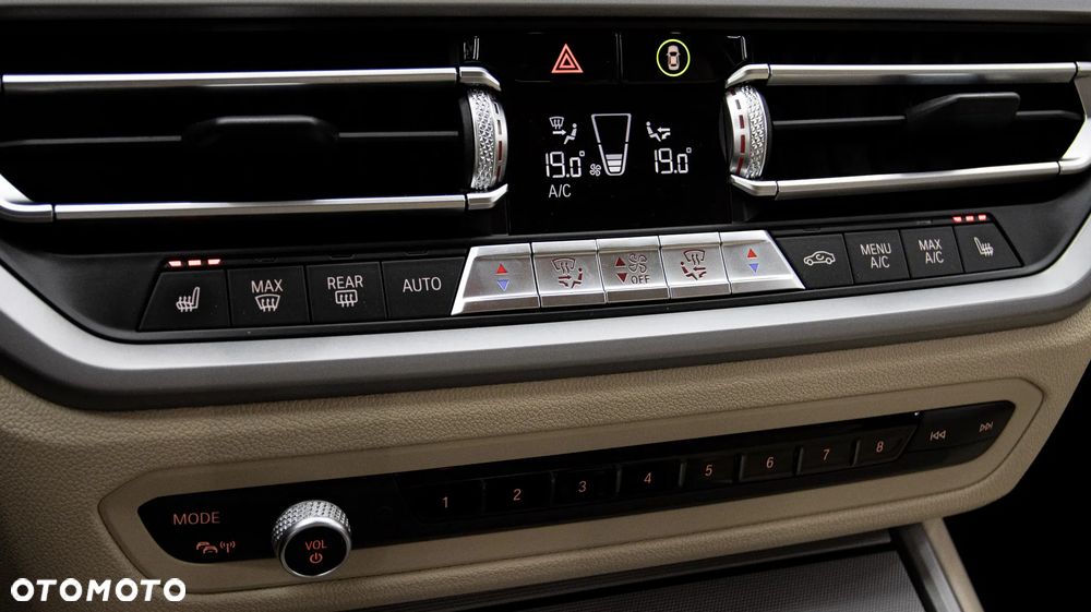 BMW Seria 3 330e Sport - 24