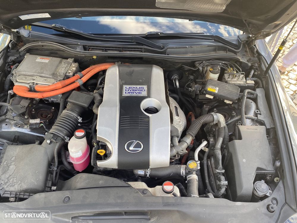 Lexus IS 300H - 10