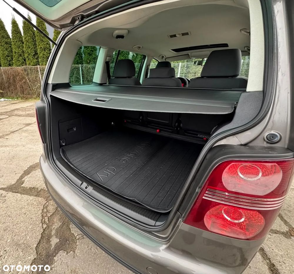 Volkswagen Touran 2.0 TDI Highline - 24
