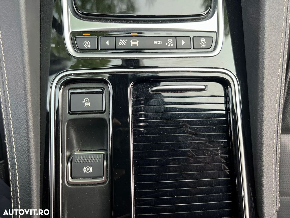 Jaguar F-Pace 25t AWD R-Sport - 23