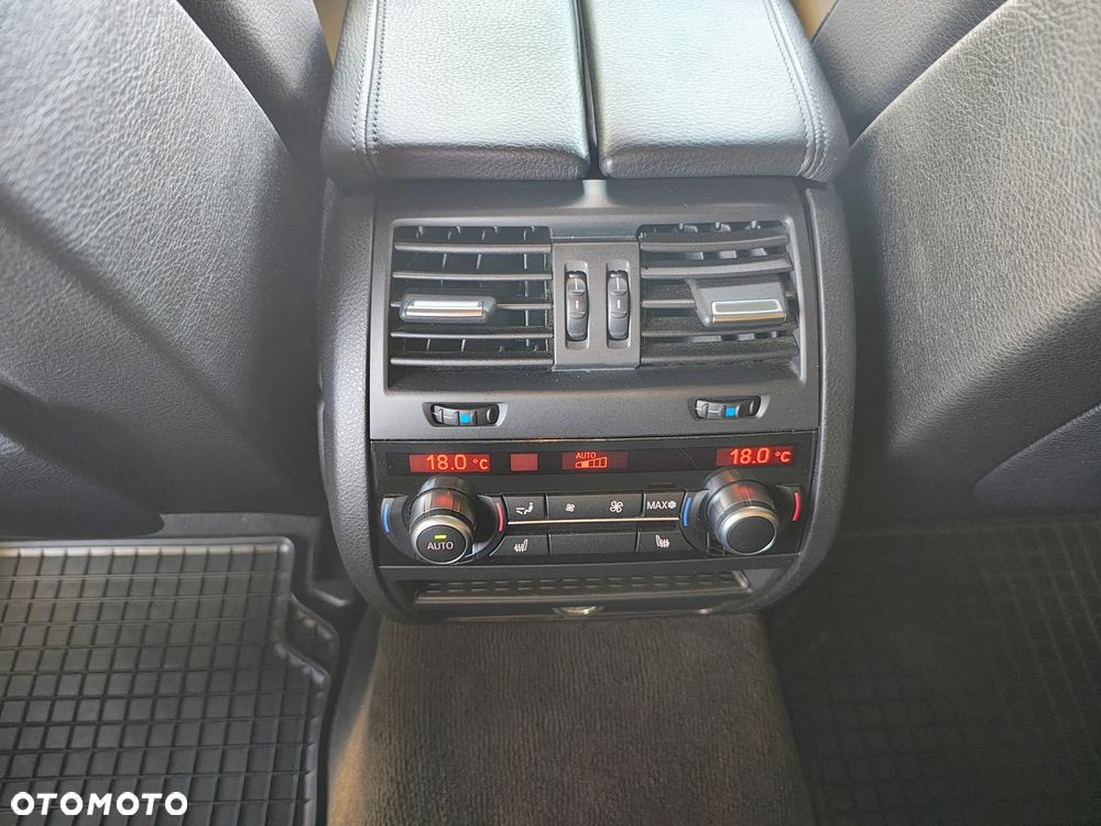 BMW Seria 5 550i Sport-Aut - 26