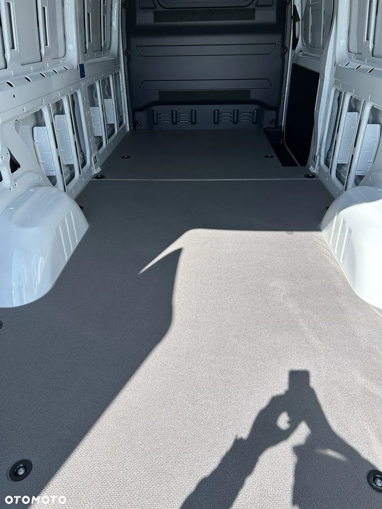 Mercedes-Benz Sprinter - 11