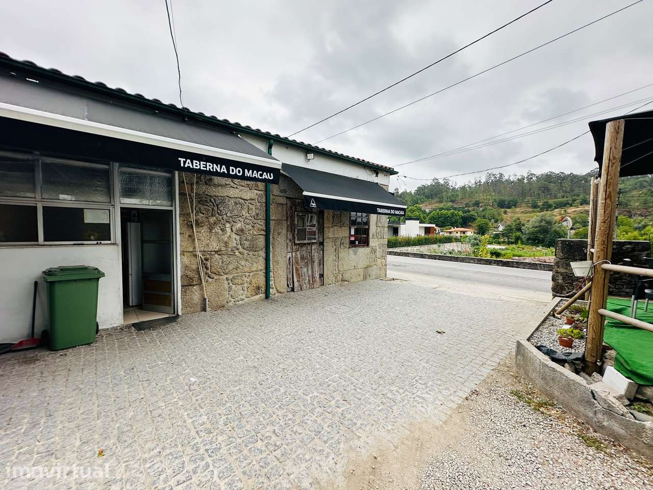 Casa centenária em pedra, com quintal amplo - Grande imagem: 4/7