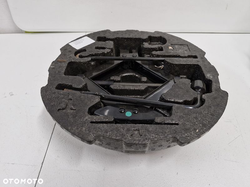 HYUNDAI VELOSTER LEWAREK WKŁAD KOŁA ZAPASOWEGO KLUCZ 09149-2V000 - 1