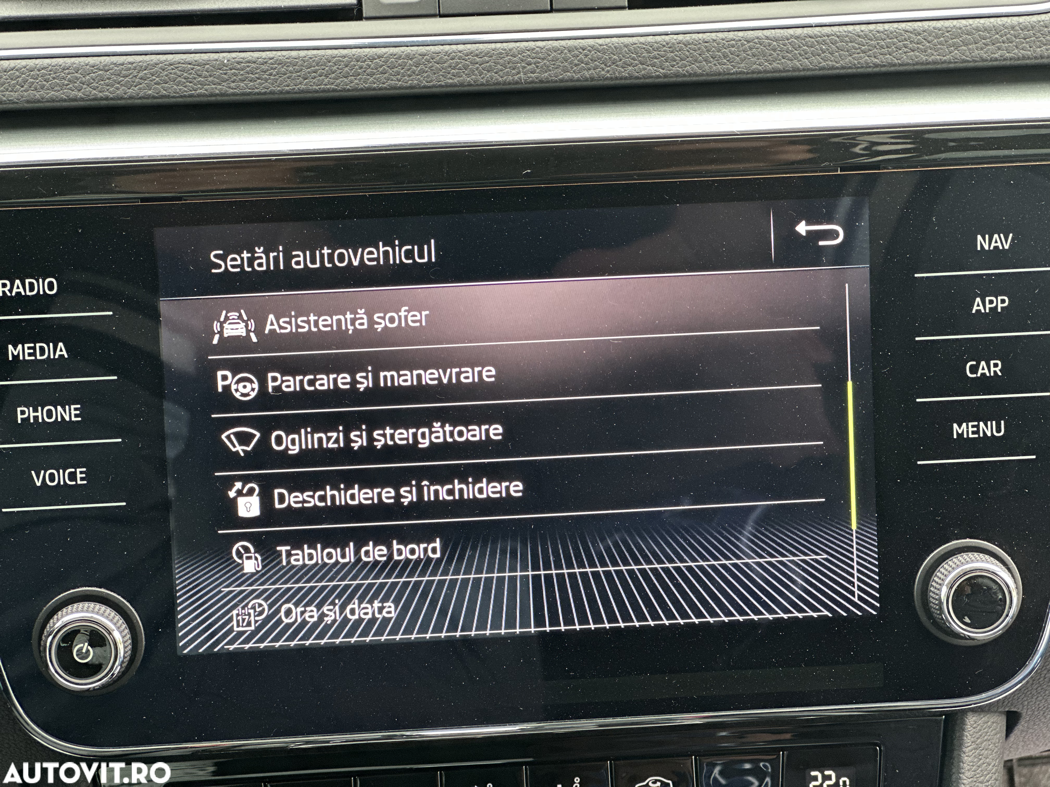 Skoda Superb Combi 2.0 TDI DSG Ambition - 17