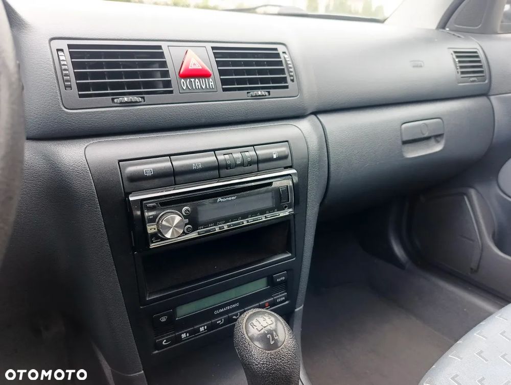 Skoda Octavia 1.6 Combi Ambiente - 21