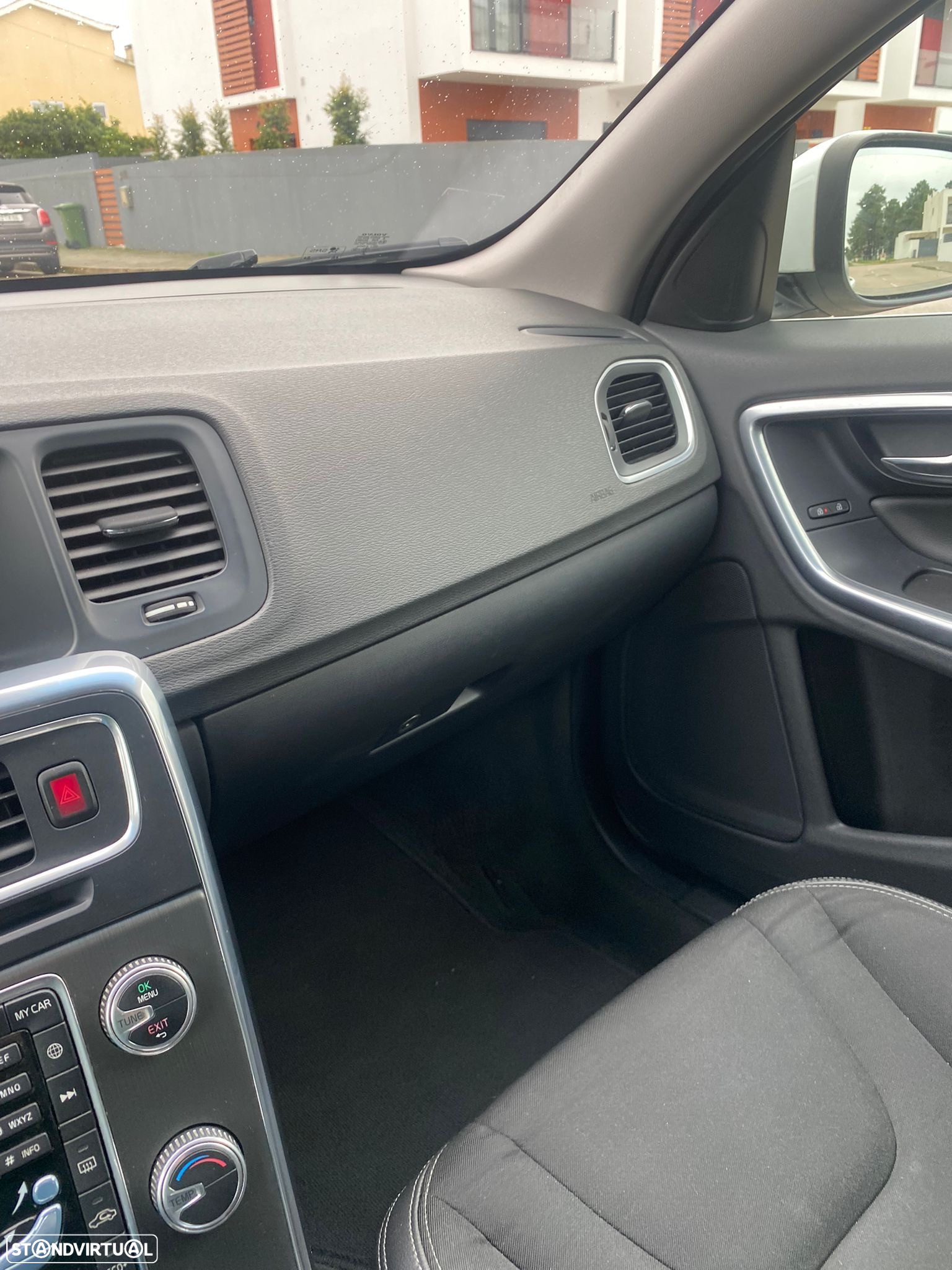 Volvo V60 2.0 D4 Momentum Geartronic - 6