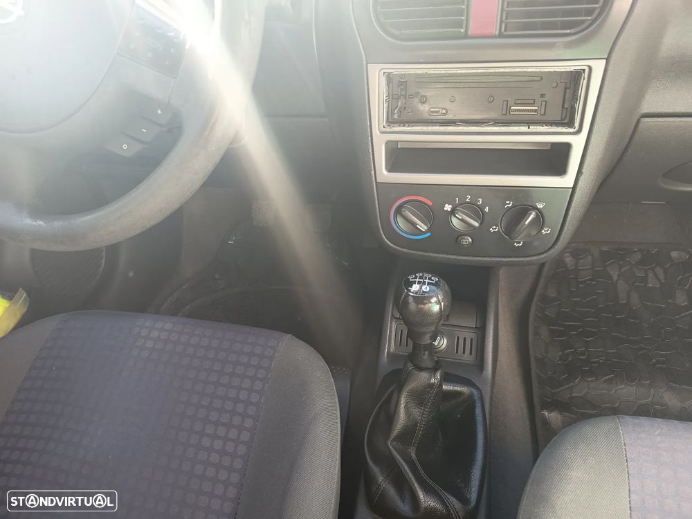 Opel Corsa 1.2 16V Confort - 4