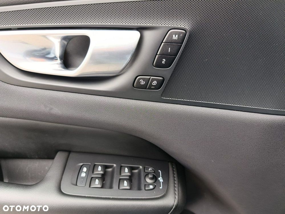 Volvo XC 60 B4 B Plus Dark - 25