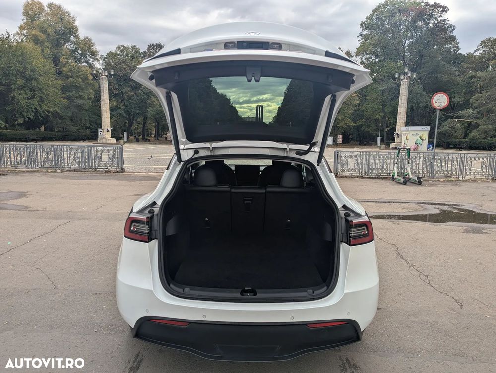 Tesla Model Y - 17