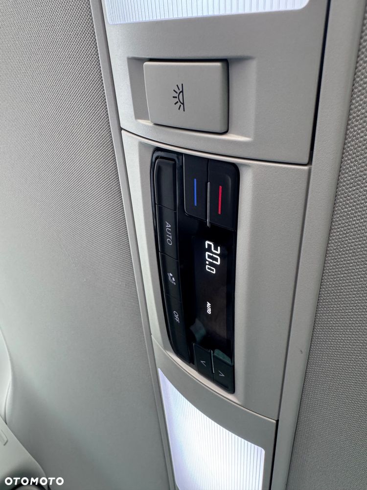 Volkswagen Caravelle - 12