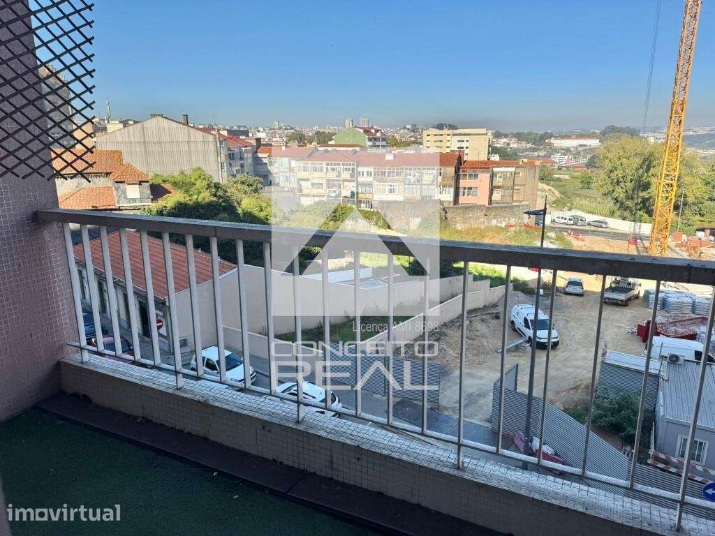 Escritório em frente a estação de metro - Câmara de Gaia - Grande imagem: 4/30