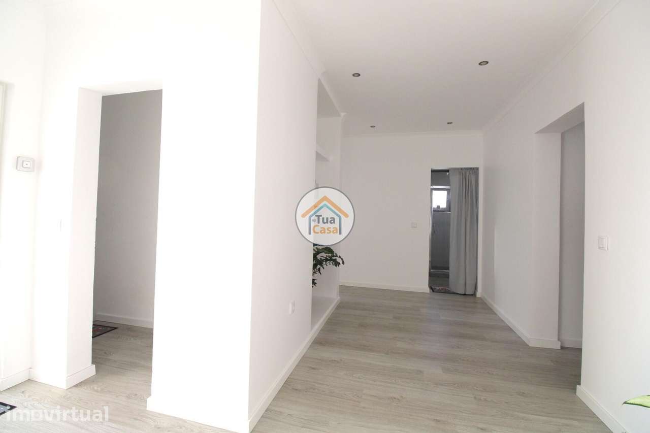 Moradia T4 com Cave, Piscina e Barbecue Exterior em Bairro de Moradias - Grande imagem: 4/44